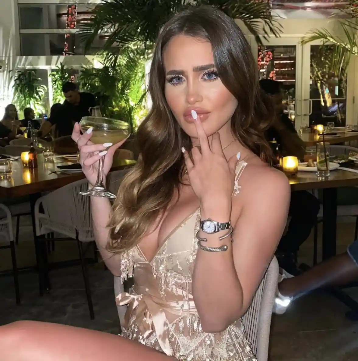 Isabella, 22